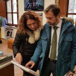 El director general de Turismo, Javier Ramírez, visitas las oficinas de turismo y atención al peregrino junto a la alcaldesa de Ponferrada, Gloria Fernández Merayo