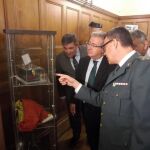Zoido durante una visita a la exposición "La Guardia Civil frente al terrorismo por la libertad de las víctimas"