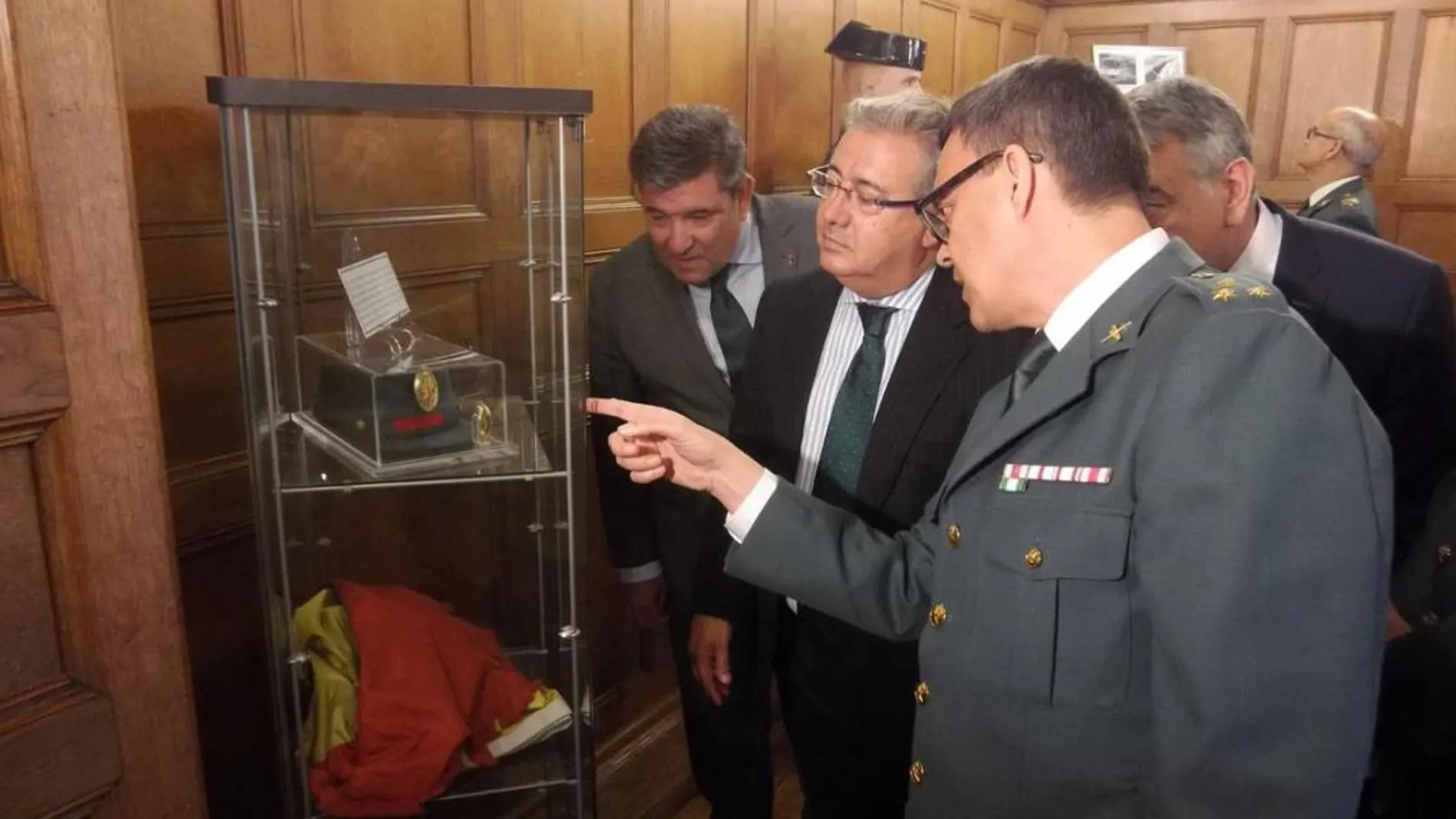 Zoido durante una visita a la exposición "La Guardia Civil frente al terrorismo por la libertad de las víctimas"