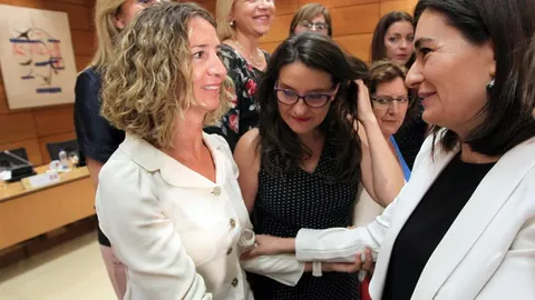 La consejera de Familia e Igualdad de Oportunidades, Alicia García, saluda a la ministra de Sanidad, Consumo y Bienestar Social, al comienzo de a reunión extraordinaria del Pleno del Consejo Territorial de Servicios Sociales y del Sistema para la Autonomía y Atención a la Dependencia, Carmén Montón