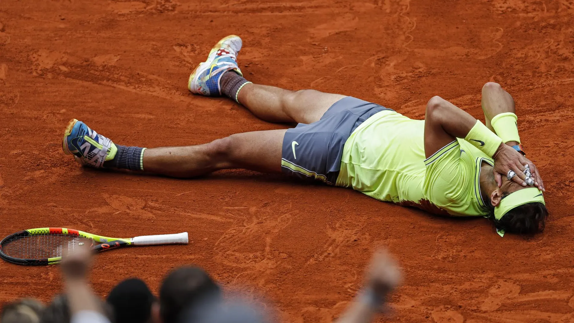 Nadal se lanzó al suelo tras volver a Nadal Roland Garros