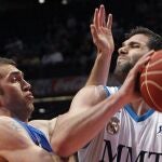 El ala pivot del Real Madrid Felipe Reyes (d) intenta superar la defensa del alero francés del Blusens Monbus, Ben Dewar
