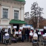 Familias durante la manifestación de la semana pasada a las puertas del Consulado español en Kiev (Ucrania)