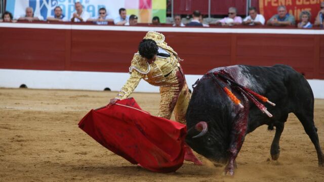 Derechazo del diestro vasco, ayer, en la plaza gala de Mont de Marsan