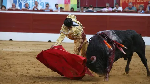 Derechazo del diestro vasco, ayer, en la plaza gala de Mont de Marsan