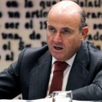 El ministro Luis de Guindos durante su comparecencia ante la Comisión de Economía y Competitividad, que ha tenido lugar esta tarde en el Senado.