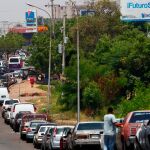 Una fila de coches en Maracaibo a la espera de respostar gasolina ante la grave escasez/Reuters