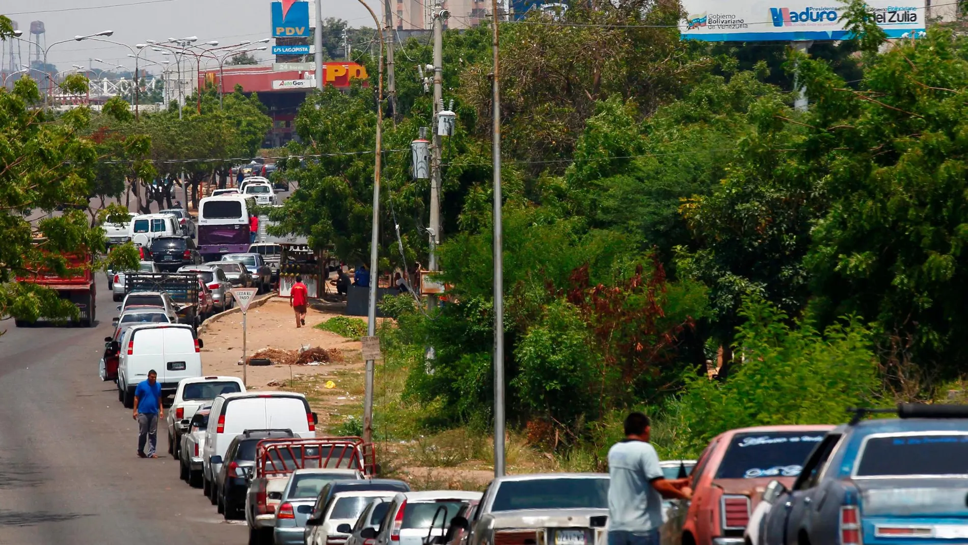 Una fila de coches en Maracaibo a la espera de respostar gasolina ante la grave escasez/Reuters