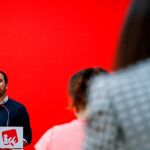 Alberto Garzón en la rueda de prensa donde ha explicado que su formación “está abierta a todas las posibilidades de acuerdo con el PSOE”