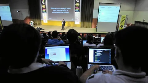 Hasta Fibes se acercaron ayer miles de aficionados a internet.