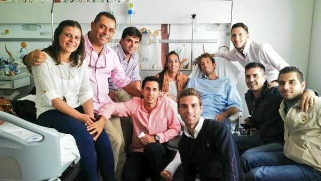 Manuel Escribano, en el hospital, acompañado de sus familiares y amigos
