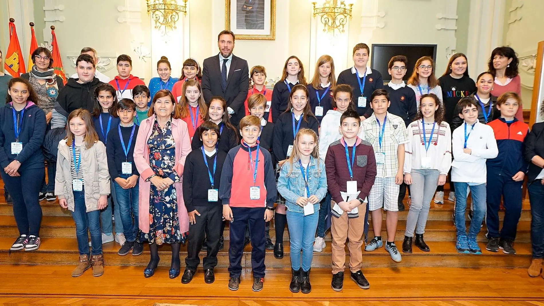 Foto de familia del alcalde y parte de su equipo con los escolares