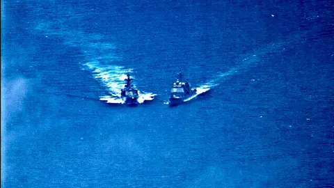 Imagen de la armada rusa en la que se aprecia la cercanía de los dos buques de guerra/Reuters