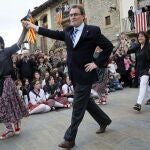 El presidente de la Generalitat, Artur Mas, participa en una danza durante los actos organizados con motivo de la Fiesta Verdaguer 2013, hoy 19 de mayo de 2013.