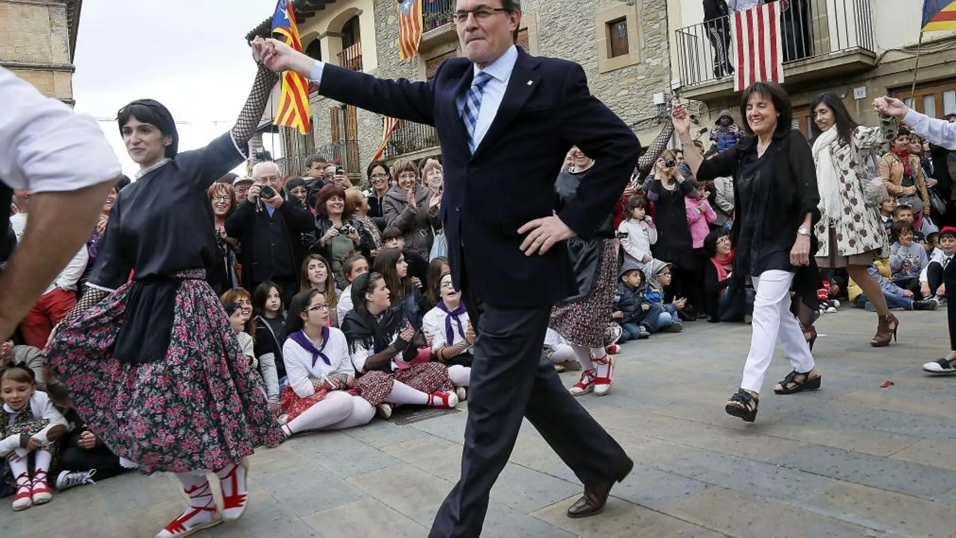 El presidente de la Generalitat, Artur Mas, participa en una danza durante los actos organizados con motivo de la Fiesta Verdaguer 2013, hoy 19 de mayo de 2013.