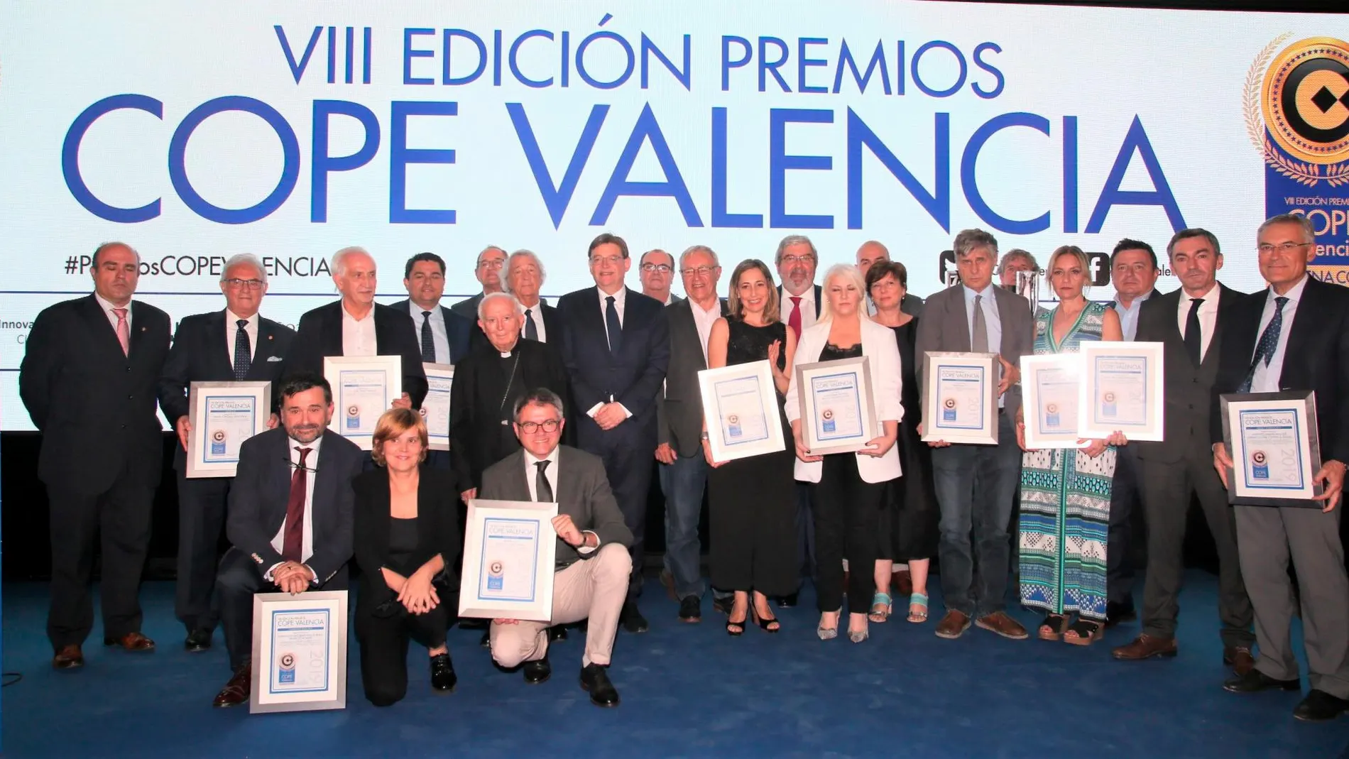 En la gráfica, la foto de familia de los premiados y los directivos de la Cope Valencia
