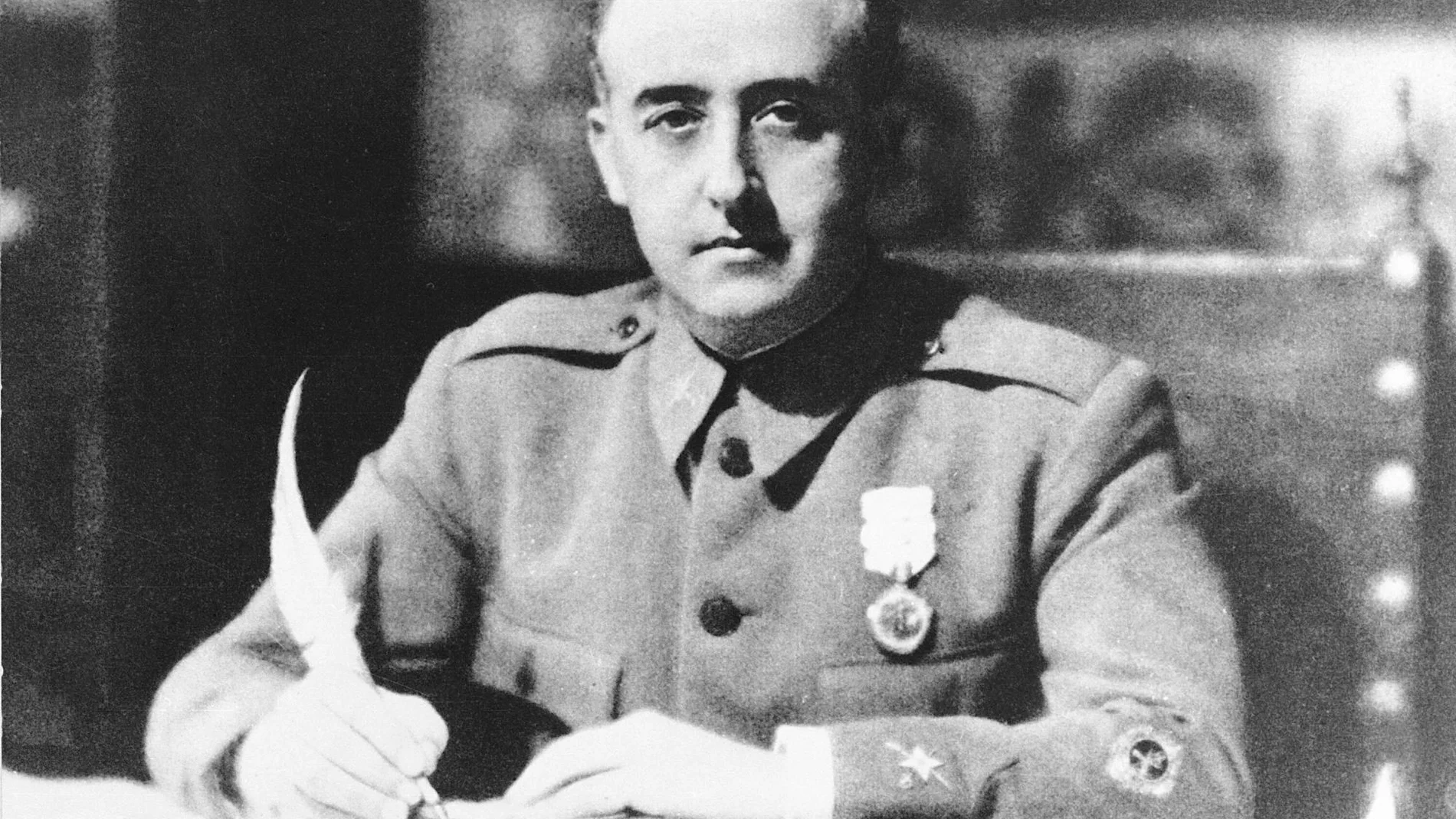 Un jovencísimo Franco envió centenares de cartas en su época de teniente segundo