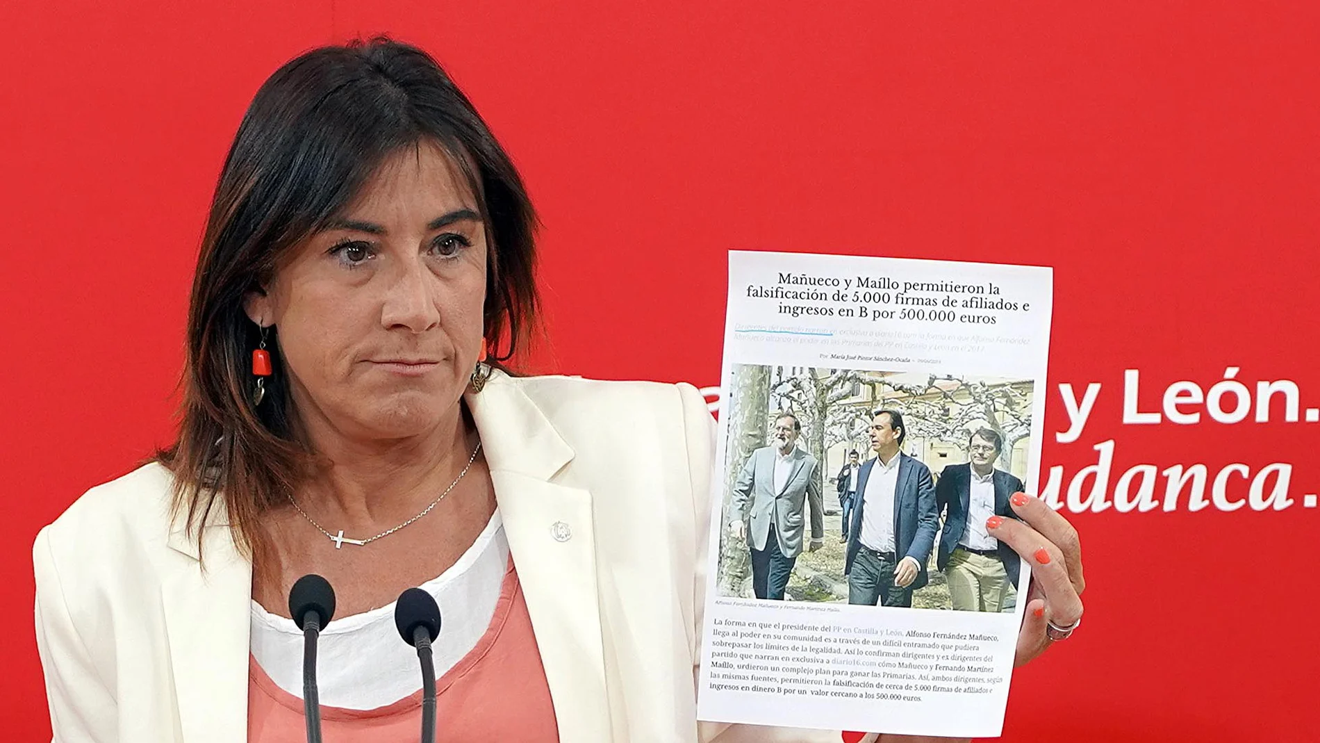 La secretaria de Organización del PSOECyL, Ana Sánchez, muestra la información en la que se acusa al Partido Popular