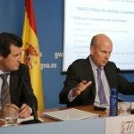 El vicepresidente de la Generalitat, José Císcar, y el conseller de Economía, Máximo Buch, tras la reunión del pleno del Consell
