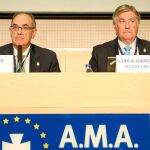 Luis Campos y Luis García Alia, ayer, en la asamblea de AMA / Foto: Rubén Mondelo