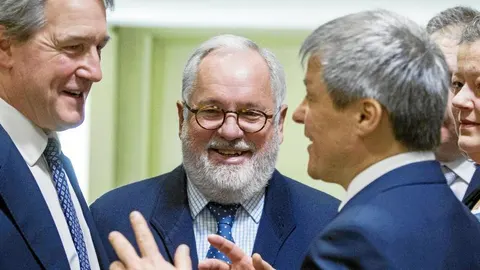 El comisario europeo de Agricultura, Dacian Ciolos, en una reunión de la Comisión