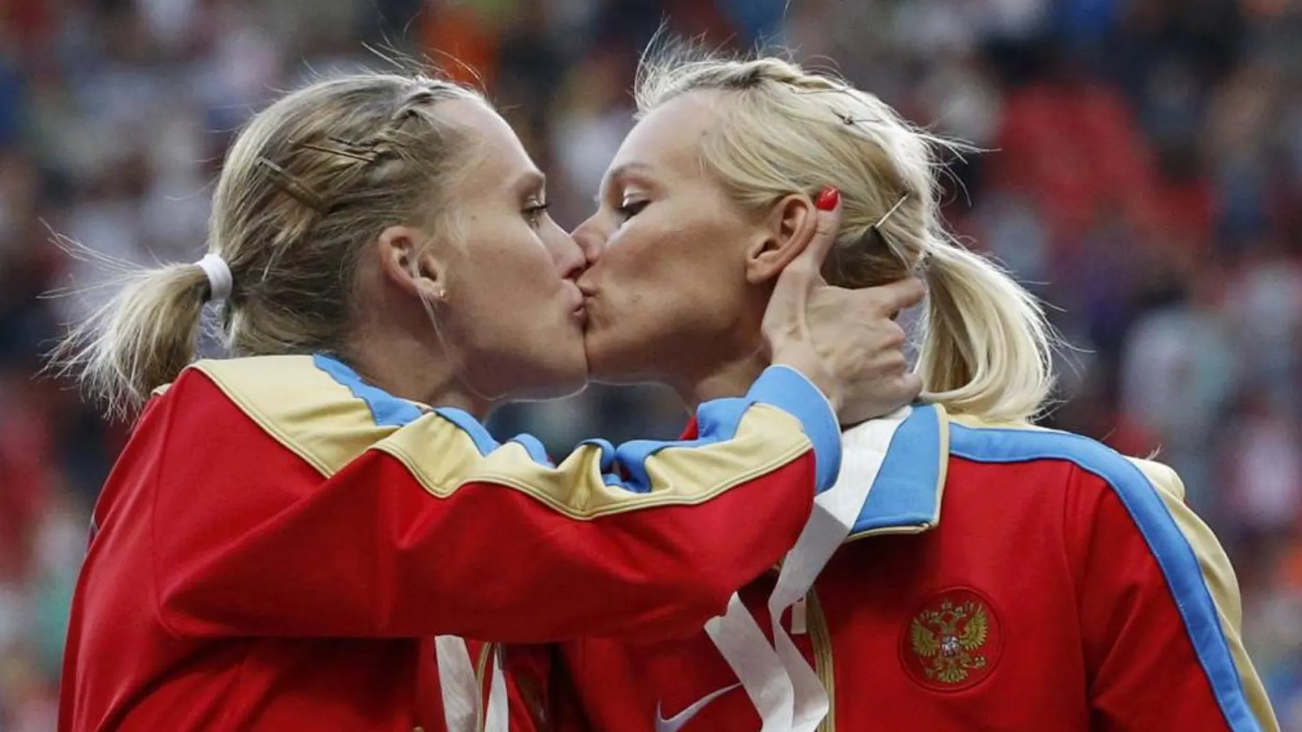 Las atletas Kseniya Ryzhova y Tatyana Firova, se dan un beso en la boca tras conseguir la medalla de oro en el Mundial De Moscú