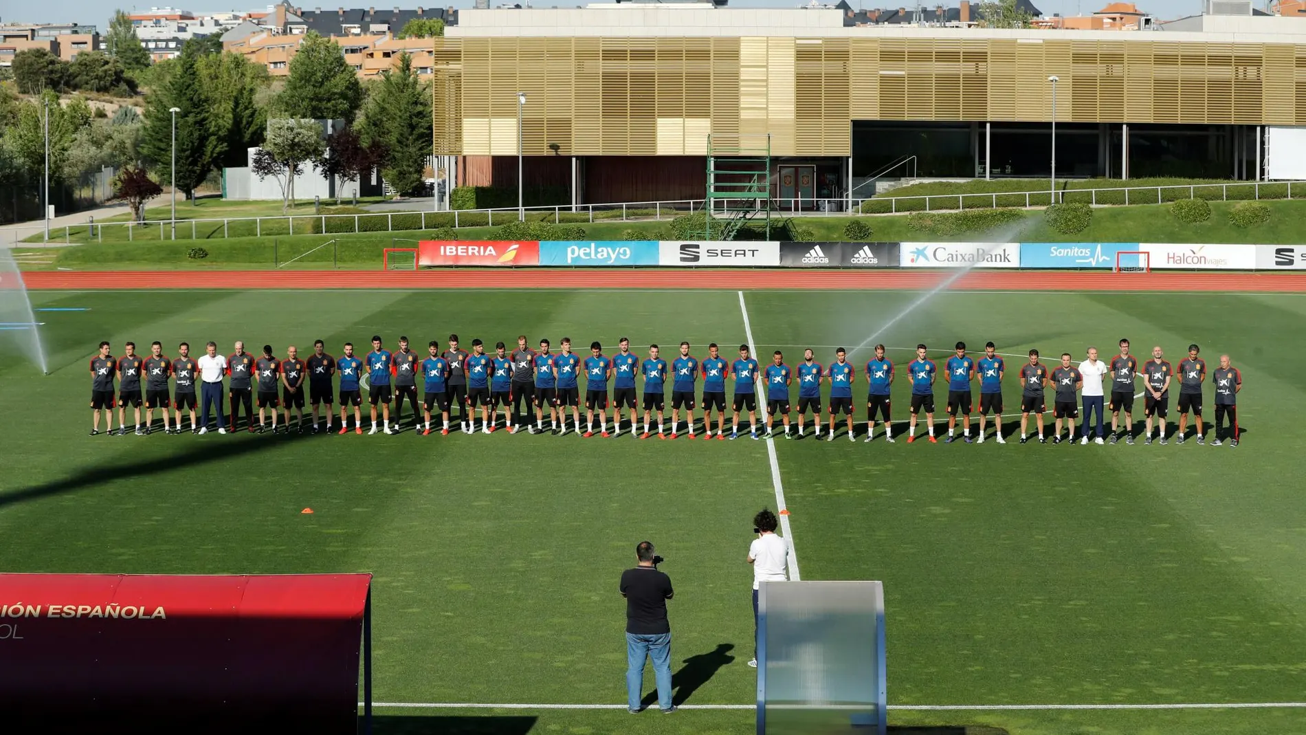 Los jugadores de la selección española de fútbol guardan el minuto de silencio