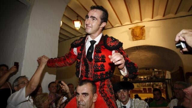 David Fandila abandona a hombros el coso almeriense