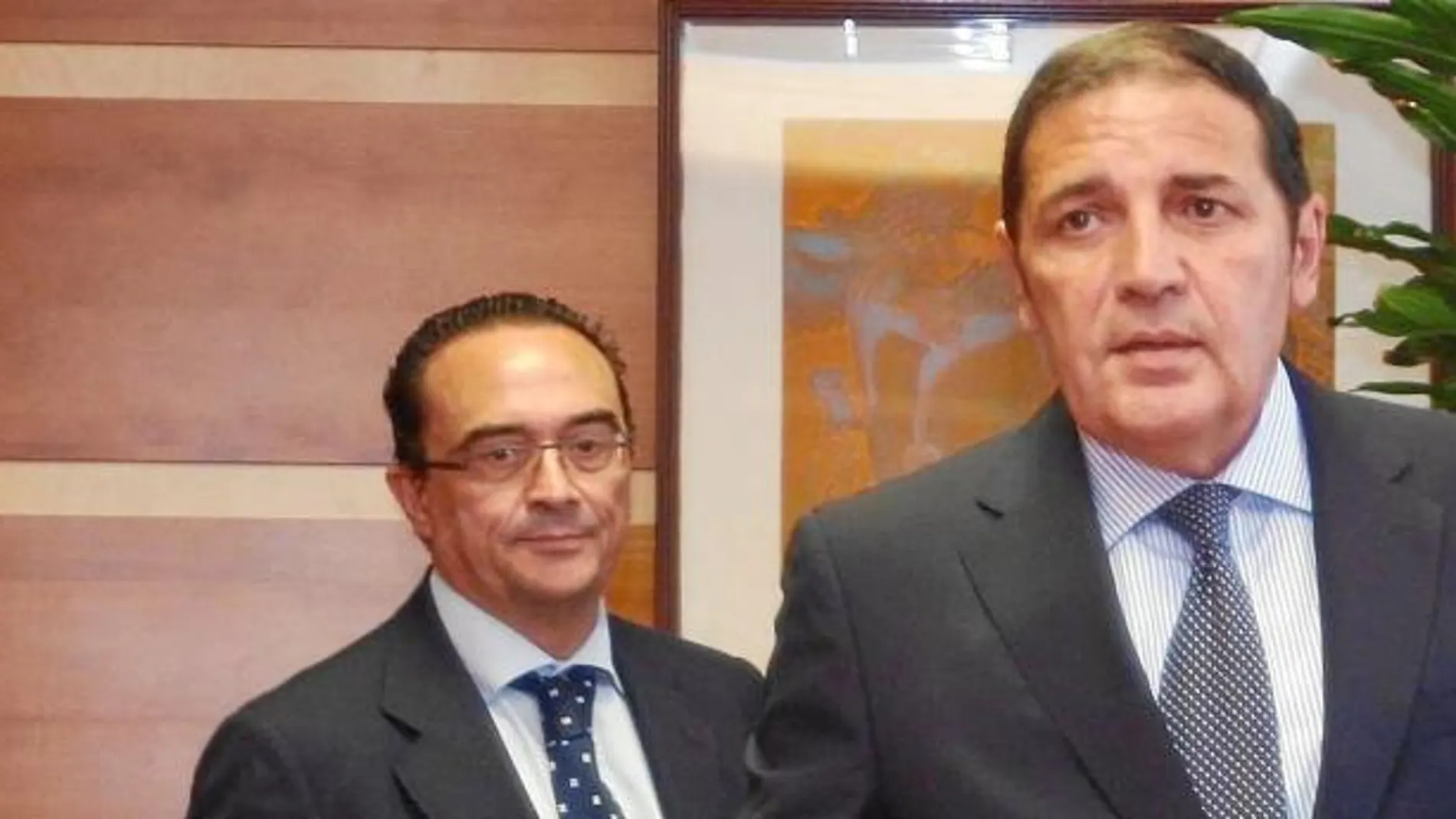 El consejero de Sanidad, Antonio María Sáez Aguado, junto al gerente de Salud, Eduardo García Prieto, tras presidir la Mesa Sectorial de Sanidad