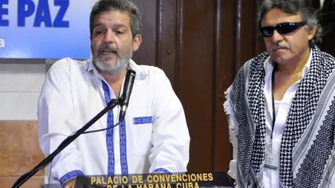 El integrante de las Fuerzas Armadas Revolucionarias de Colombia (FARC) Luis Alberto Albán (i), alias Marco León Calarcá, responde preguntas a periodistas junto a su compañero Seuxis Paucias Hernández Solarte (d), alias "Jesús Santrich",el martes 5 de noviembre del 2013.