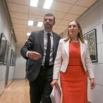 El conseller de Territorio, Santi Vila, y la ministra de Fomento, Ana Pastor, instantes antes de firmar ayer en Barcelona el contrato de Cercanías para el periodo 2014-2015