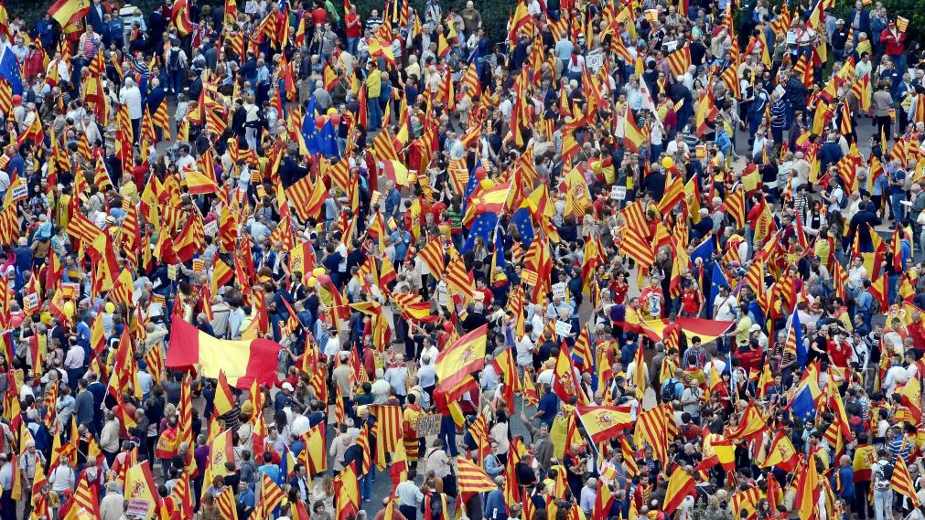 Miles de ciudadanos secundaron el pasado 12 de octubre la convocatoria «Cataluña somos todos» celebrada en la plaza Catalunya en un viernes festivo amenazado por la lluvia