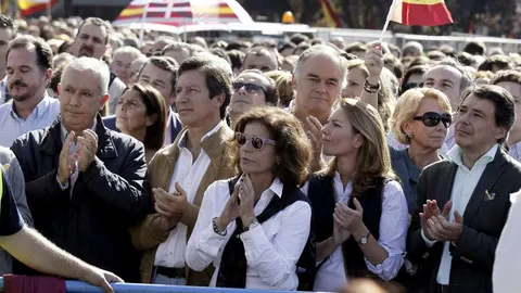 El eurodiputado Carlos Iturgaiz, los tres vicesecretarios generales del PP, Javier Arenas, Carlos Floriano y Esteban González Pons; la alcaldesa de la capital, Ana Botella; las presidentas del PP del País Vasco, Arantxa Quiroga y de Madrid, Esperanza Aguirre, y el jefe del Ejecutivo madrileño, Ignacio González, durante la concentración. Foto: Efe