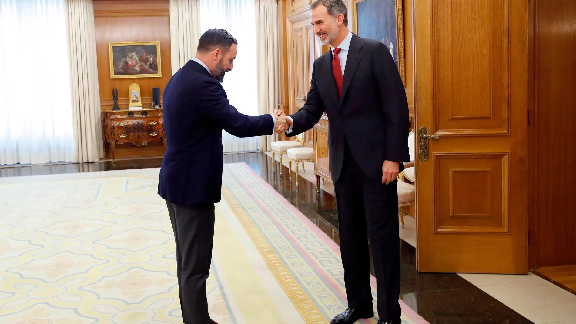 Felipe VI saluda al diputado y presidente de Vox Santiago Abascal/Efe/Chema Moya