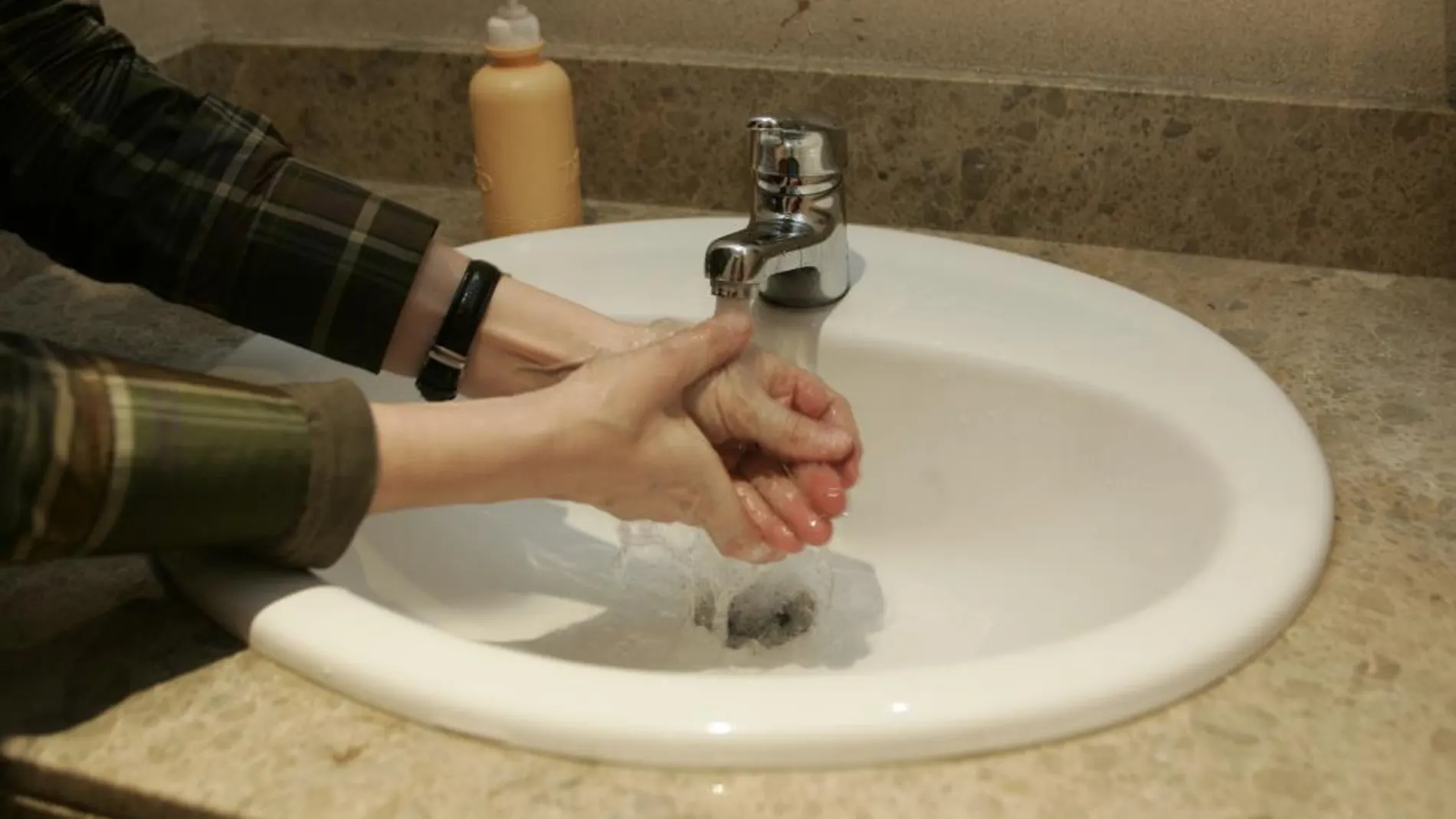 Lavarse las manos con agua y jabón