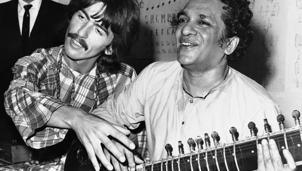 Foto de archivo de 1967 que muestra a George Harrison con Ravi Shankar en Los Angeles