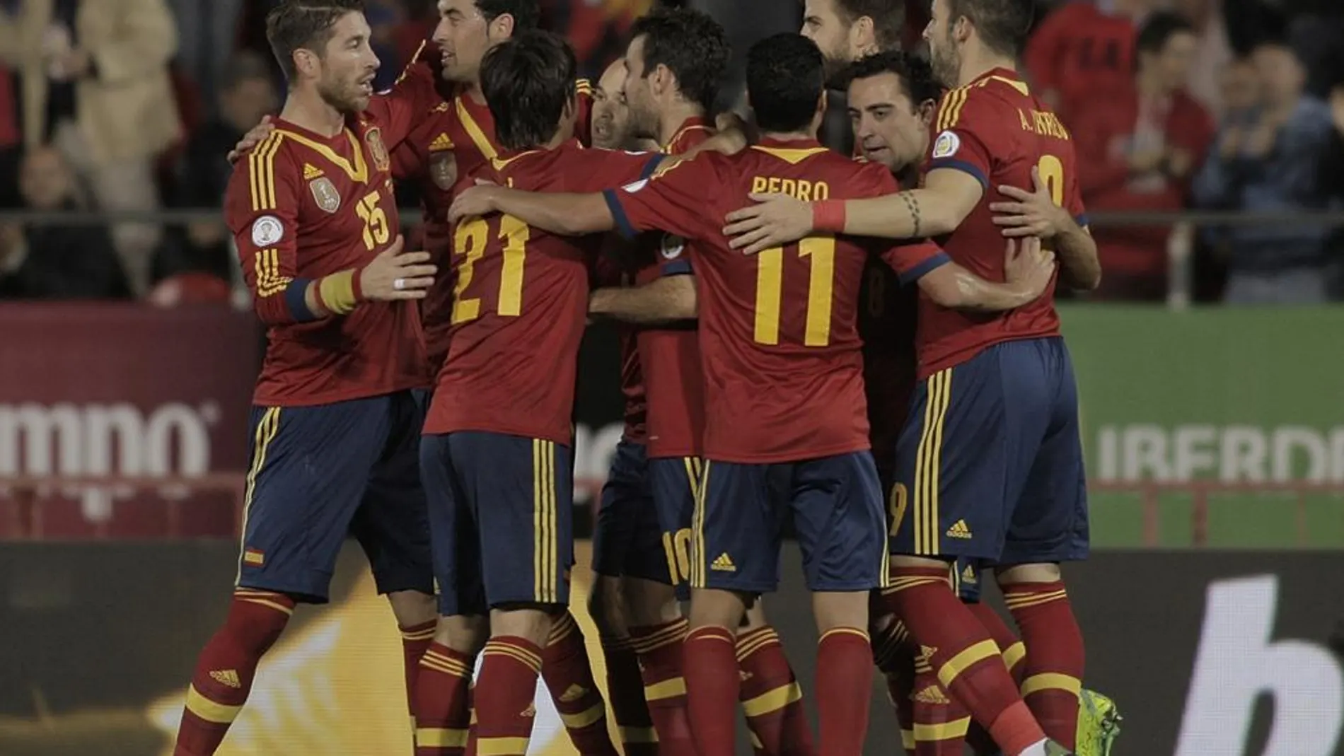 Los jugadores de la selección española celebran el primer gol del equipo, conseguido por Xavi Hernández