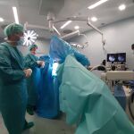 Combina la artroscopia con la implantación de una sustancia biológica a nivel intraóseo