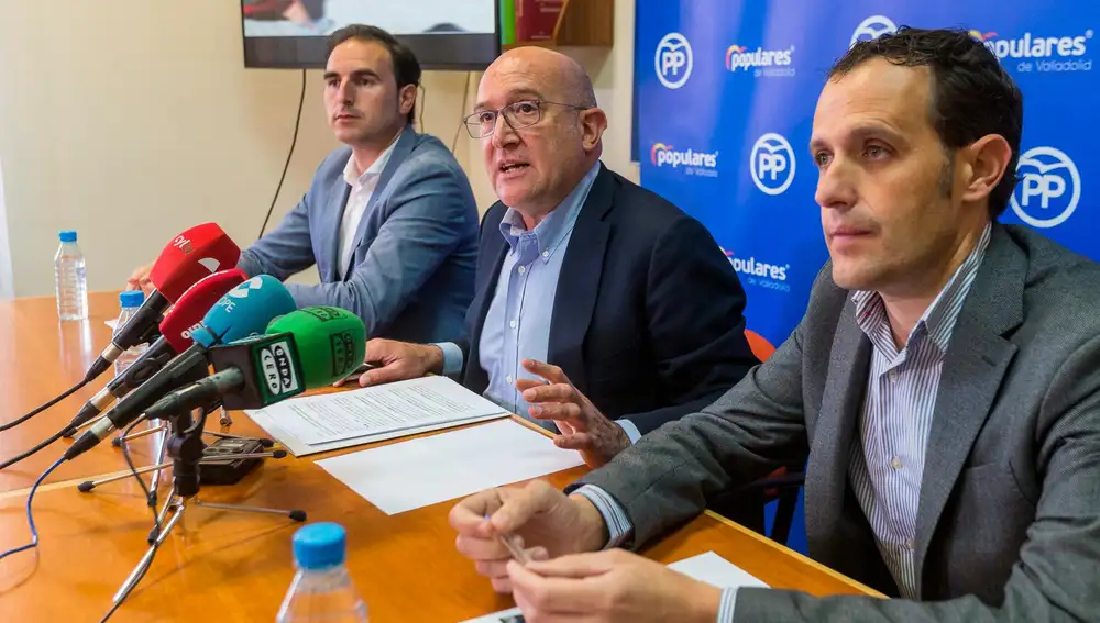El presidente del PP de Valladolid, Jesús Julio Carnero, presenta el programa de su partido para la Diputación Provincial junto a Guzmán Gómez y Conrado Íscar