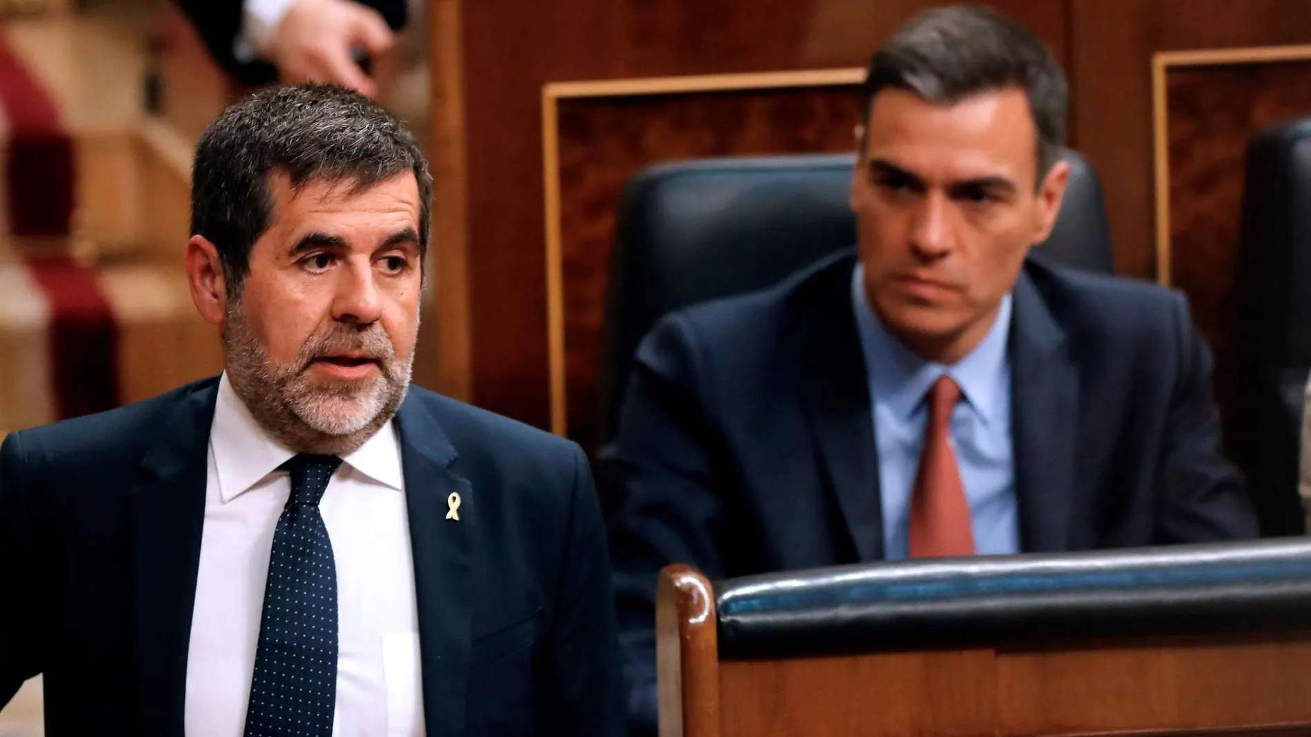El diputado electo en prisión preventiva de JuntsxCat Jordi Sánchez durante la sesión constitutiva de las nuevas Cortes Generales. Pedro Sánchez, al fondo