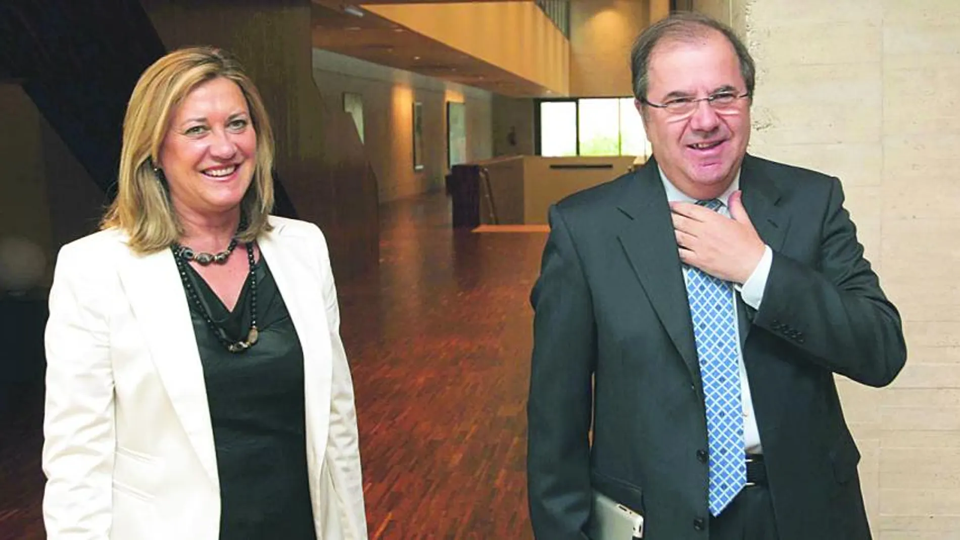 El presidente Juan Vicente Herrera junto con la consejera de Hacienda Pilar de Olmo