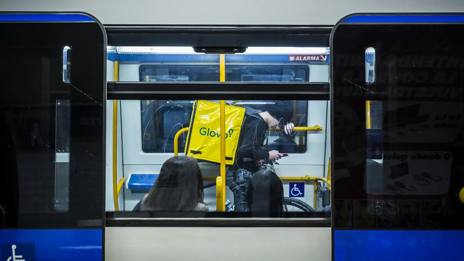 Un repartidor de Glovo en el Metro de Madrid