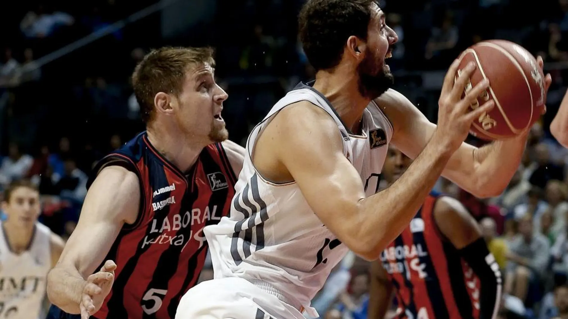 Mirotic lleva el balón ante el argentino Nocioni, del Laboral Kutxa