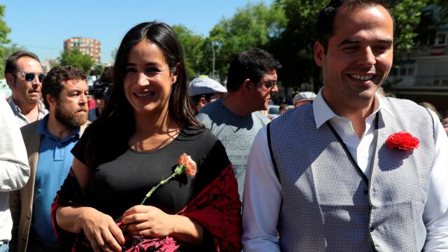 La candidata la alcaldía de Madrid Begoña Villacís (i), y el candidato a la presidencia de la Comunidad de Madrid Ángel Aguado, durante el recorrido que realizaron hoy por la Pradera de San Isidro