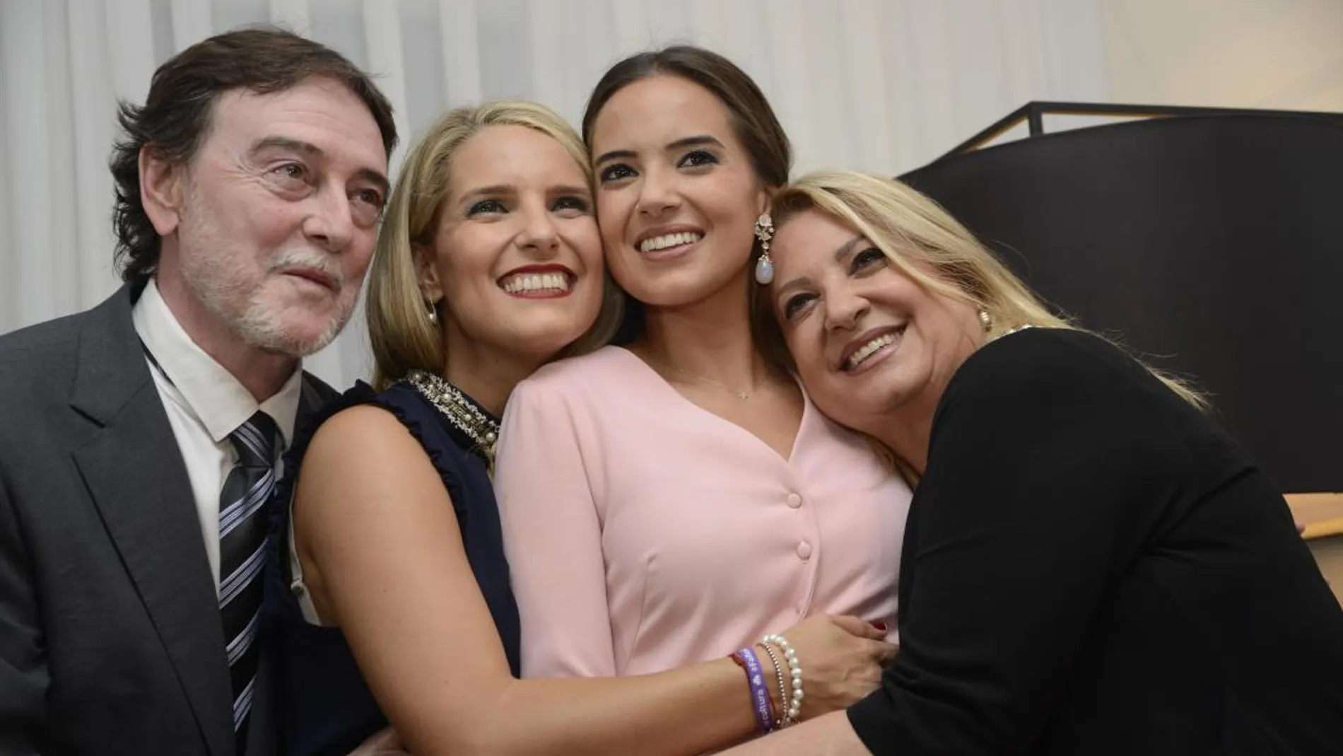 Familiares, amigos, miembros de sus comisiones y las Cortes de Honor compartieron con Marina y Sara la alegría de la elección- KIKE TABERNER