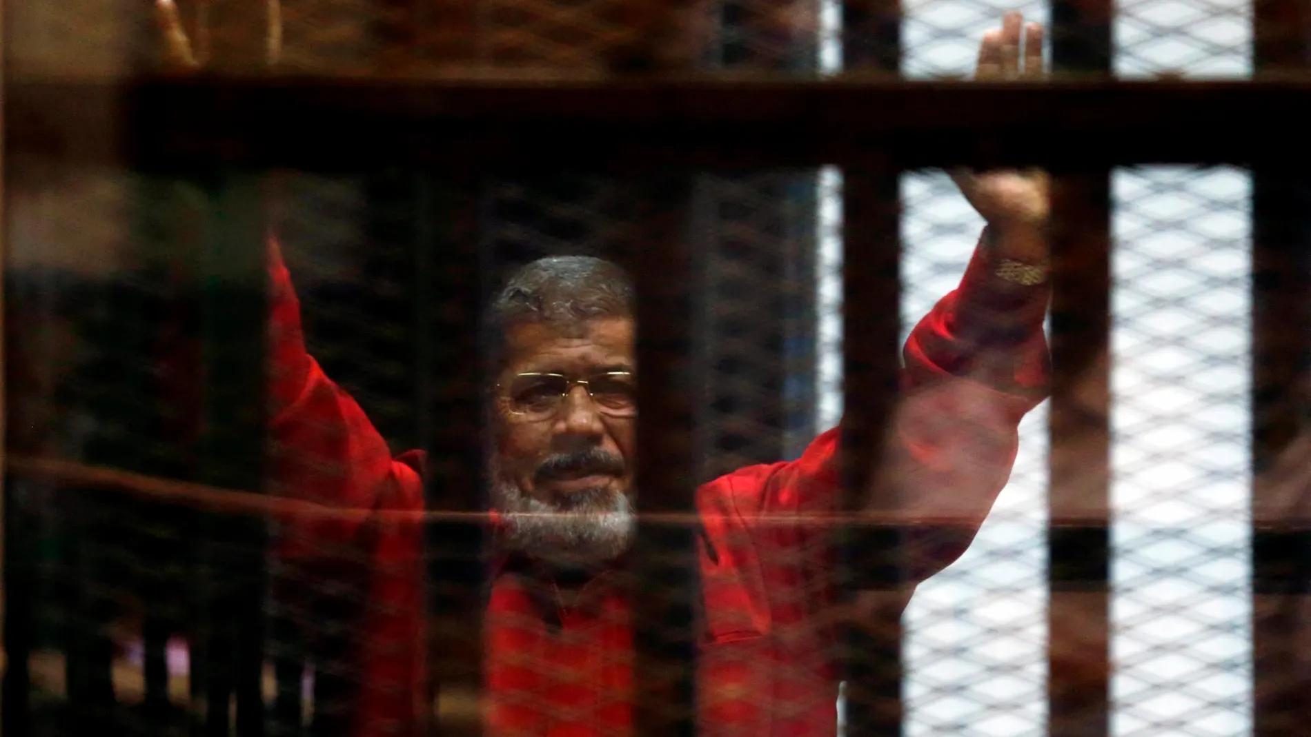 Mohamed Mursi mientras es juzgado por un tribunal