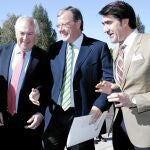 El consejero de Fomento y Medio Ambiente, Antonio Silván, explica el operativo contra incendios, junto a Guillermo García y Suárez-Quiñones