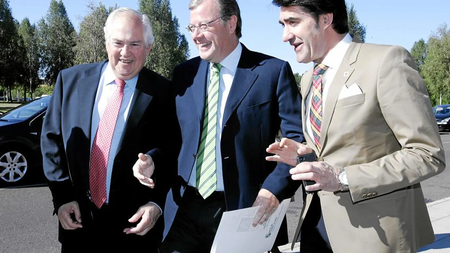 El consejero de Fomento y Medio Ambiente, Antonio Silván, explica el operativo contra incendios, junto a Guillermo García y Suárez-Quiñones