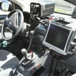 Imagen de un radar móvil instalado en un coche de la Guardia Civil camuflado