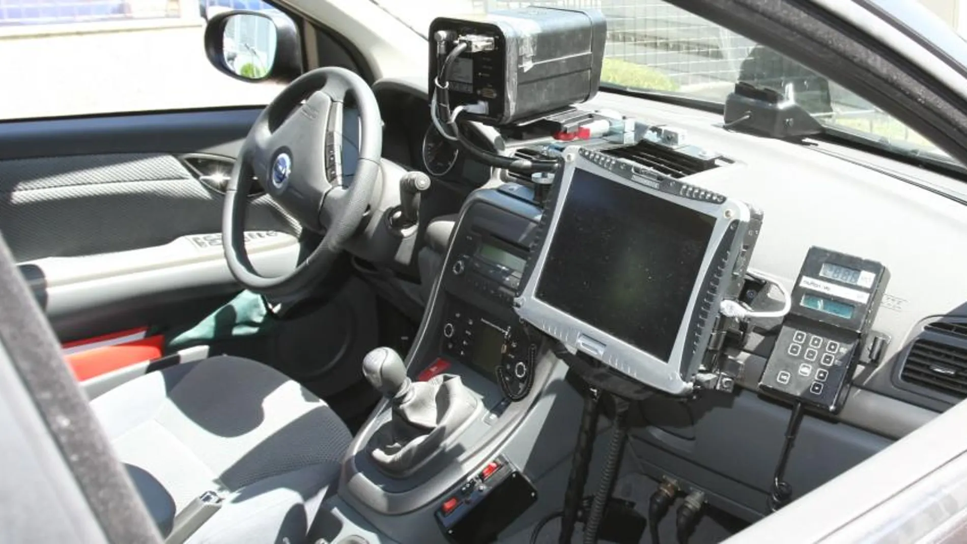 Imagen de un radar móvil instalado en un coche de la Guardia Civil camuflado
